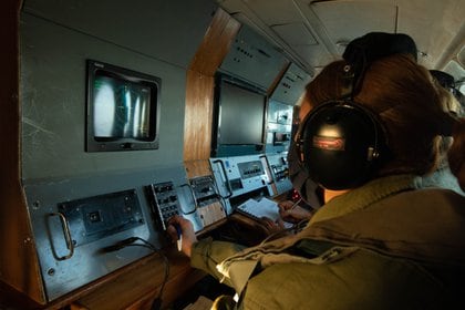  Cabo Principal Ramrez en plena operacin radar durante la operacin de control del mar