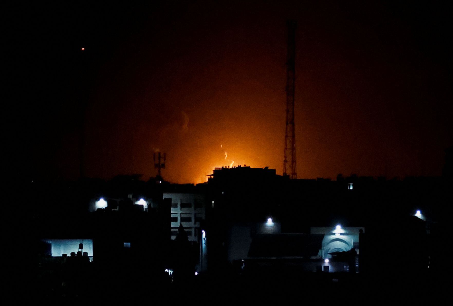 Durante la madrugada de este jueves, Israel bombardeó la Franja de Gaza como represalia por varios cohetes lanzados desde el enclave costero, informó el Ejército israelí, (REUTERS)