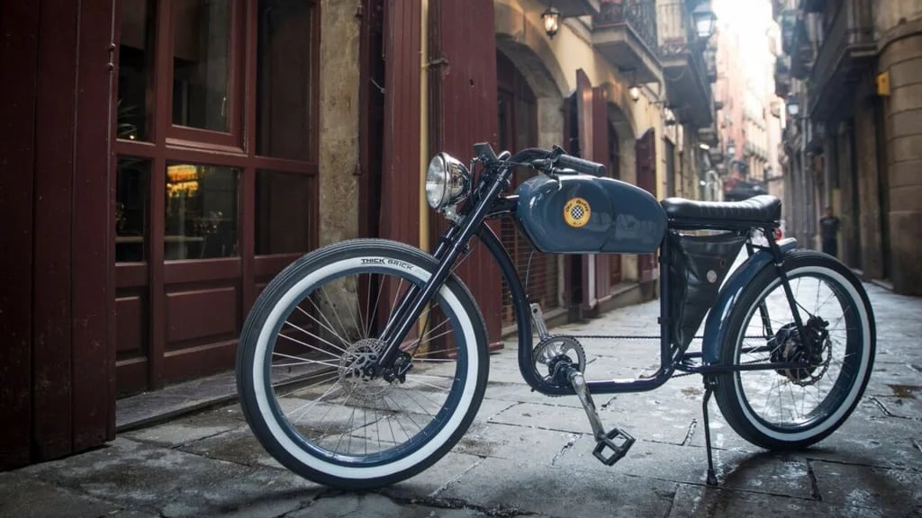 Las bicicletas con motor se convirtieron en un instrumento práctico en la ciudad