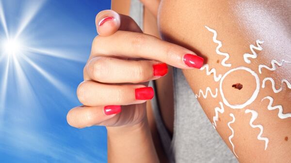Cuidar la piel de sol es fundamental para evitar un melanoma u otro tipo de cÃ¡ncer de piel (iStock)