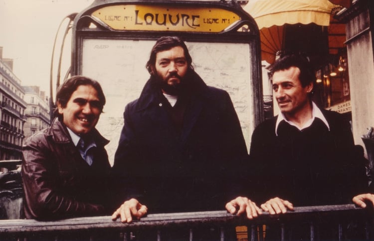 “Tata” Cedrón, Cortázar y Edgardo Cantón en el Metro de Louvre (Foto: Pepe Fernández)