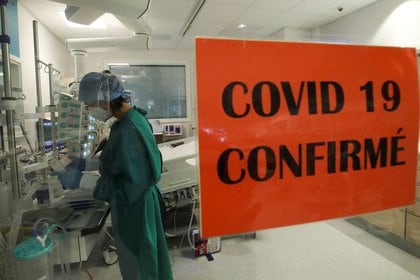 Foto del jueves de un trabajador de la salud que trabaja en una unidad de cuidados intensivos con pacientes hospitalizados por coronavirus en la clínica Montlegia CHC en Lieja, Bélgica.  29 de octubre de 2020. REUTERS / Yves Herman