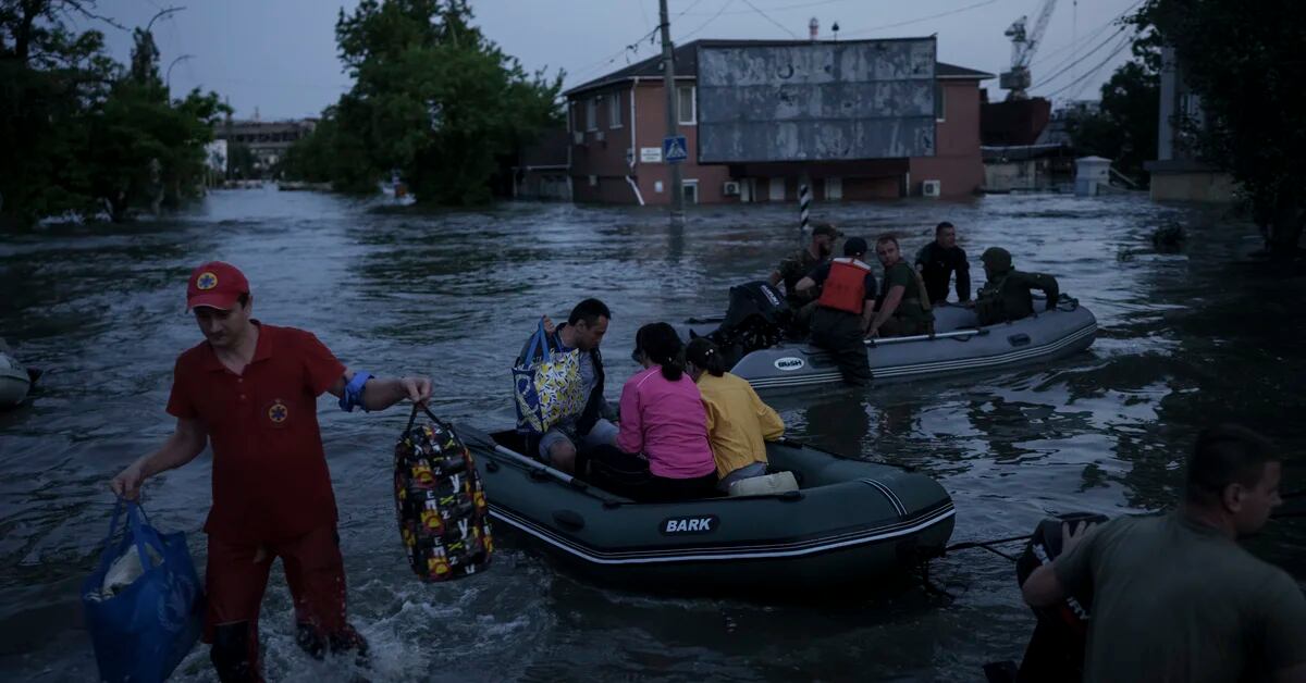 L’Ucraina ha ripreso l’evacuazione delle aree allagate dopo la distruzione della diga di Kakhovka