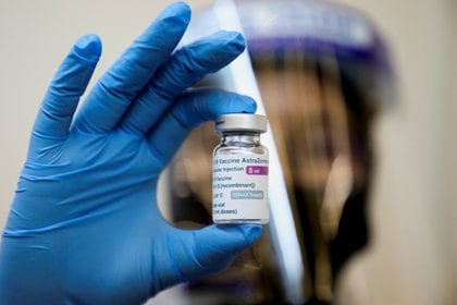Dinamarca basó su decisión de dejar de usar AstraZeneca y J&J por completo en parte en la disponibilidad de alternativas como la vacuna Pfizer (Reuters / Lim Huey Teng)