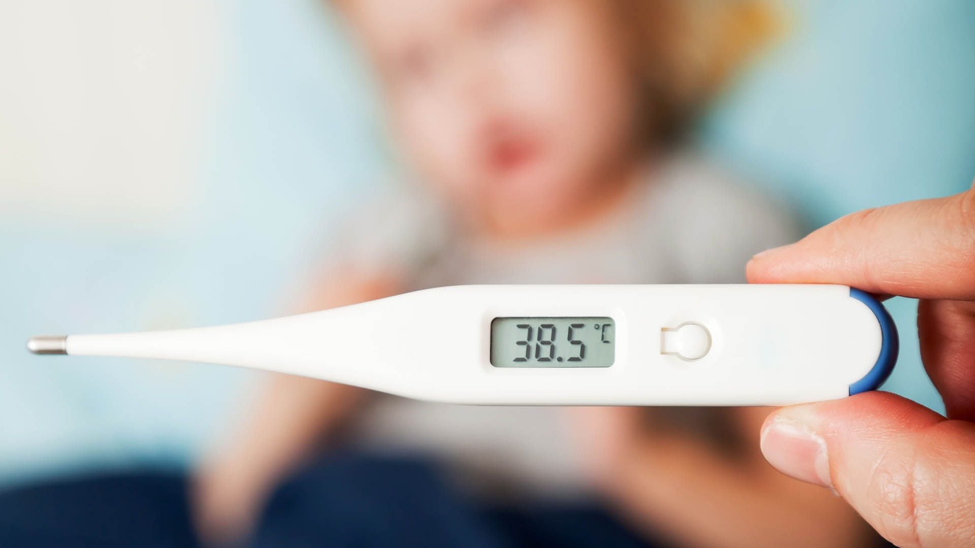 La fiebre es uno de los síntomas de la bronquiolitis y de otros virus respiratorios (iStock)