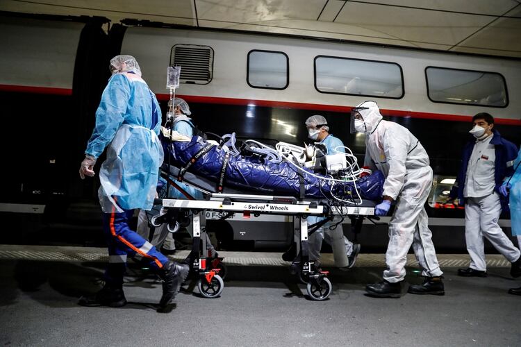 Con los hospitales desbordados, algunos de los pacientes con coronavirus son enviados desde París en tren a otras ciudades para ser atendidos. 