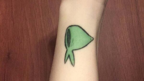 Asi va a quedar el tatuaje de Paula cuando pinte definitivamente el pañuelo de las Madres que se hizo con su mejor amiga