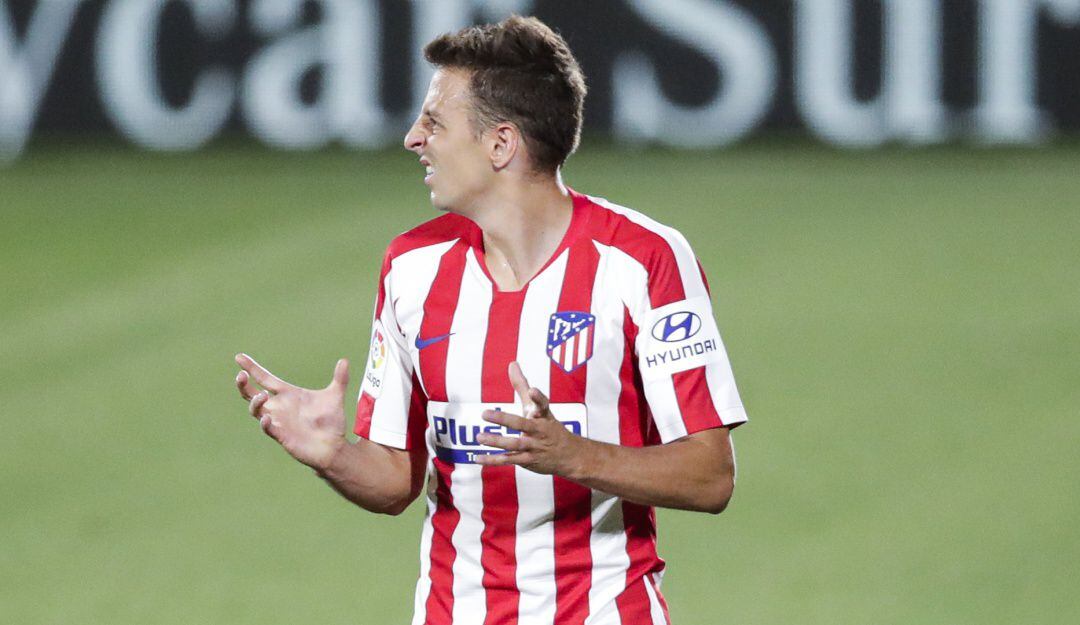El Atlético de Madrid habría rescindido del contrato del colombiano de Santiago Arias. Imagen: Getty Images.