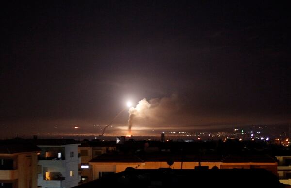 Los misiles lanzados por Israel contra posiciones iraníes en Siria (REUTERS/Omar Sanadiki)