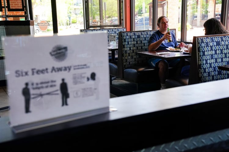 Con límites para la cantidad de comensales por salón y hasta por mesa, los restaurantes comenzaron a abrir, como este en Smyrna, Georgia. (REUTERS/Elijah Nouvelage)