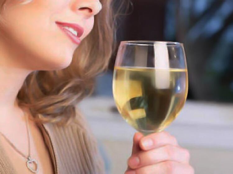 Consumir alcohol de forma moderada, uno de los 5 hábitos propuestos por la Universidad de Harvard (Reuters)