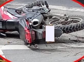 En esta motocicleta roja iba la víctima del siniestro en Teusaquillo - crédito Oyelo Oyelo/Facebook