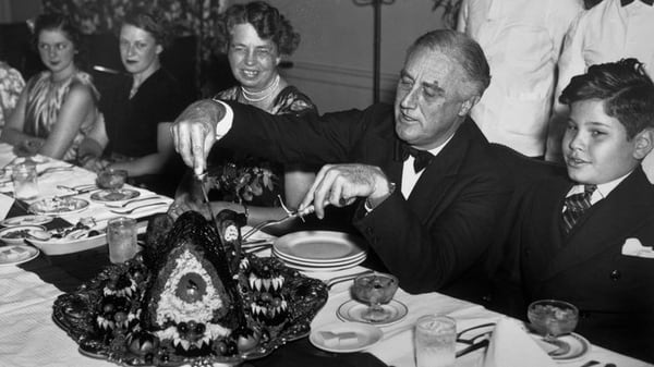 Franklyn Delano Roosevelt (durante Thanksgiving en una institución para niños con polio) cambió el día del festejo, pero debió retractarse. (Bettmann/Corbis/AP)