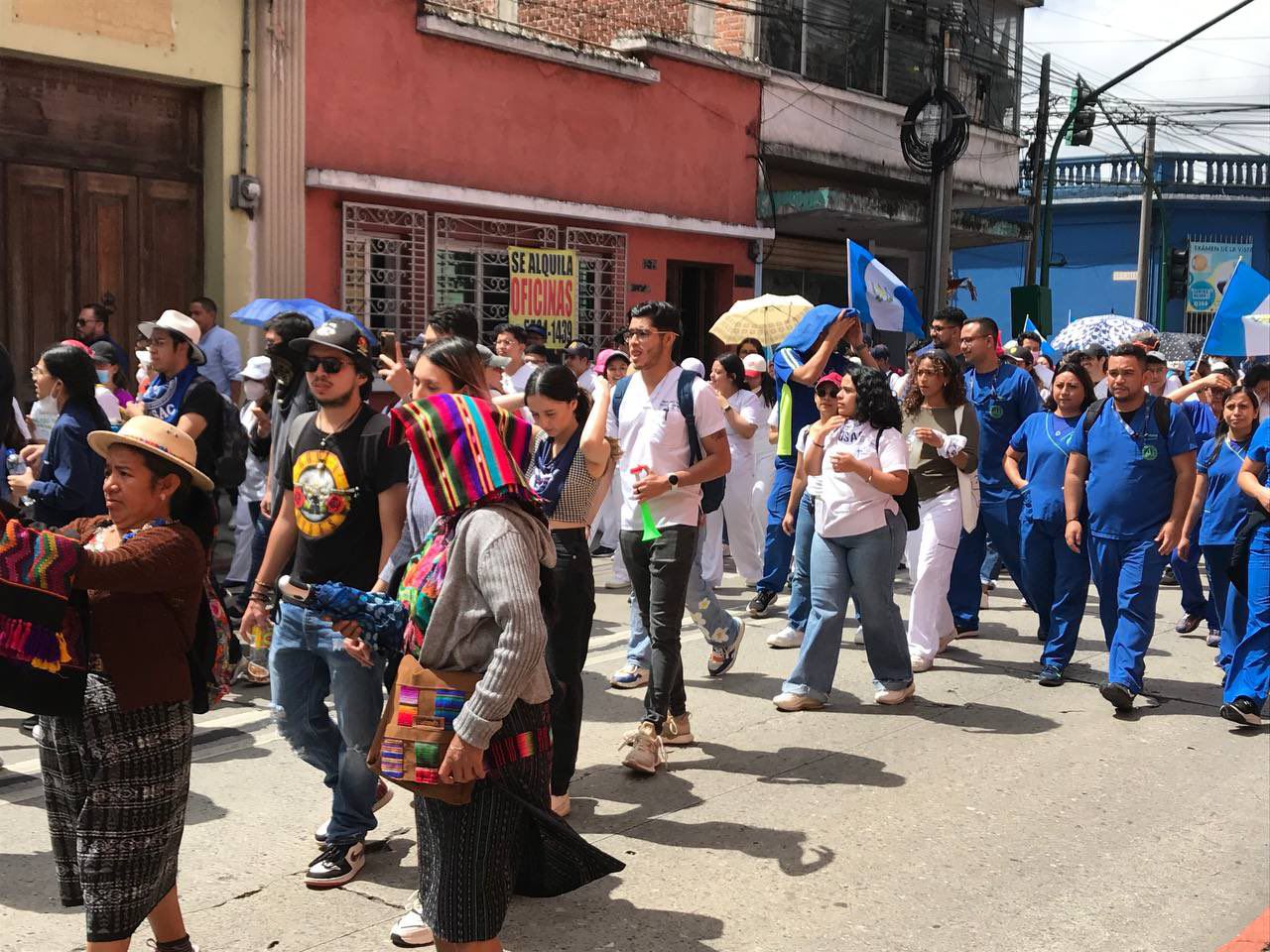 Desde la mañana del lunes varios grupos de médicos, estudiantes, trabajadores o activistas están recorriendo la zona uno de la capital guatemalteca, de forma pacífica (Twitter Festivales Solidarios)