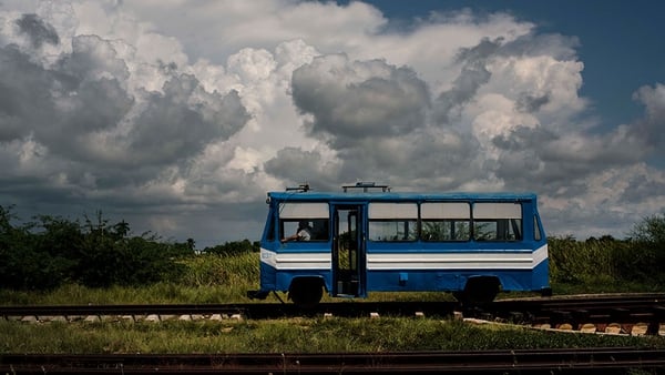 Francia y Cuba trabajarán juntas para actualizar el sistema ferroviario de la isla (AP)