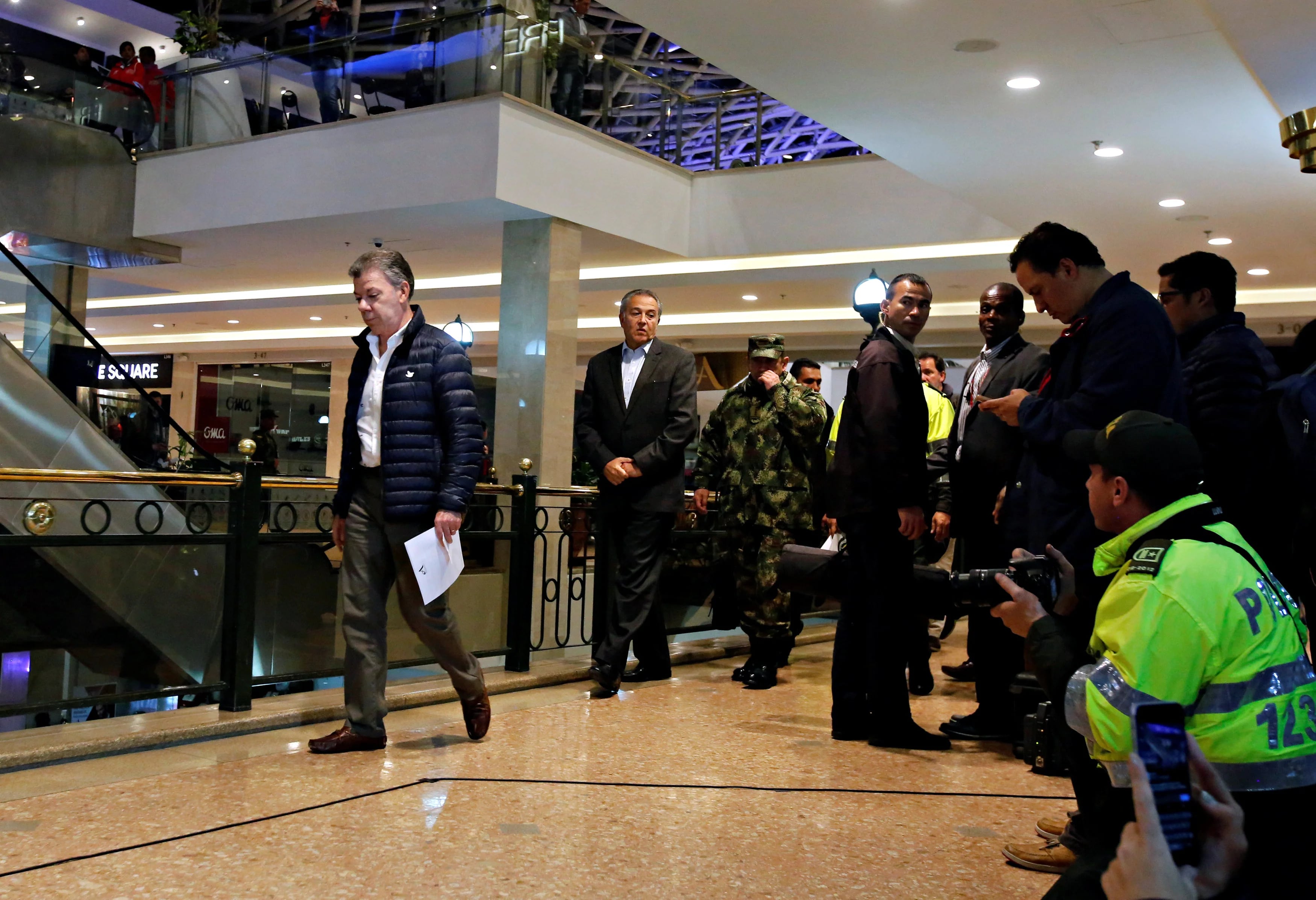 Juan Manuel Santos estuvo presente en el shopping Andino de Bogotá tras el atentado (Reuters)