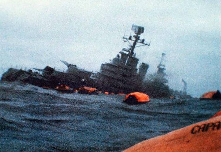 2 de mayo de 1982. Hora 16. El crucero ARA General Belgrano recibe el impacto de dos torpedos del submarino inglés Conqueror