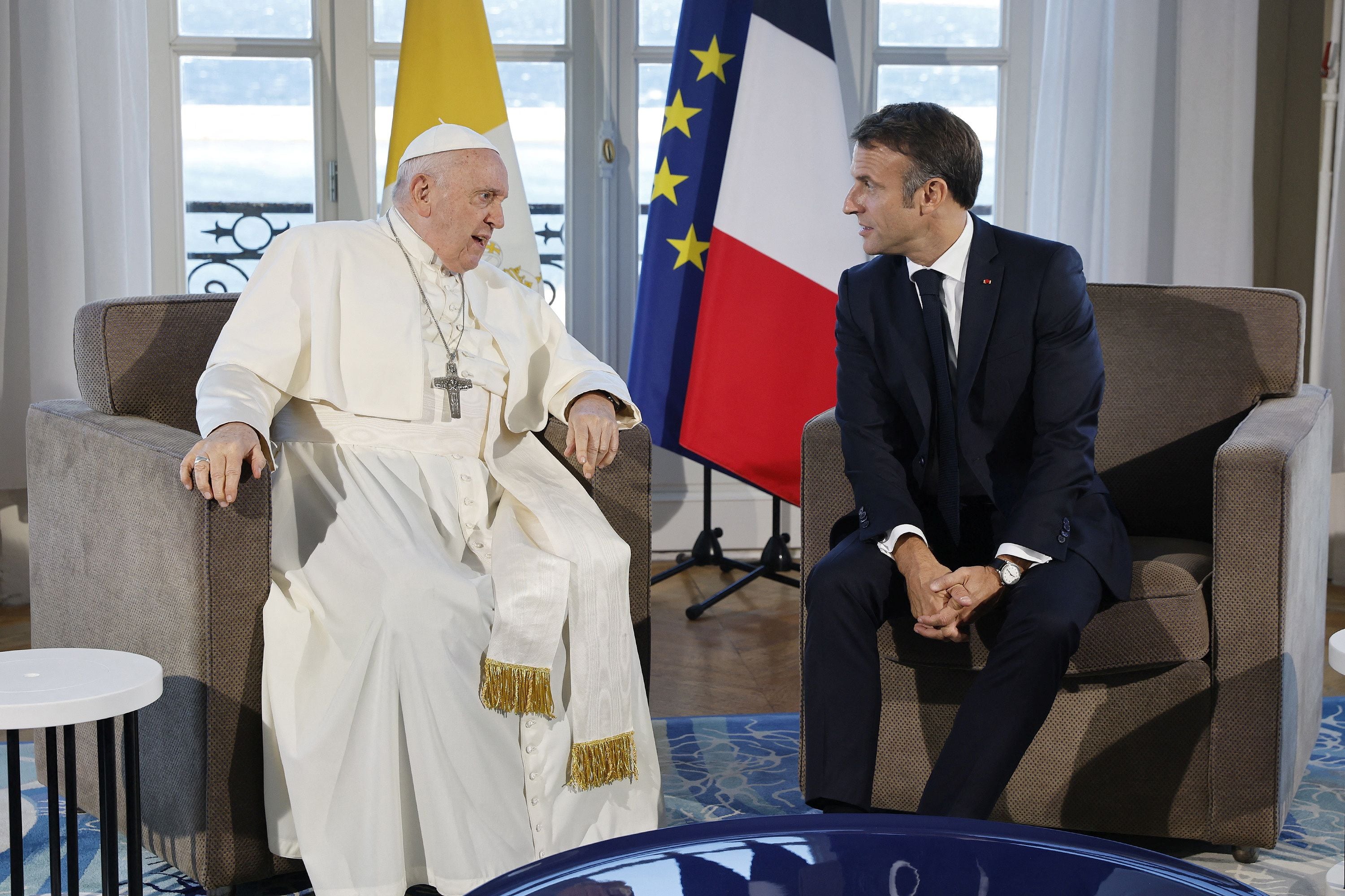 A pesar de que Francisco había buscado expresamente no hacer de su viaje una visita de Estado a Francia, Macron y el pontífice tuvieron este sábado la oportunidad de conversar durante 32 minutos a puerta cerrada (Sebastien Nogier/Pool via REUTERS)