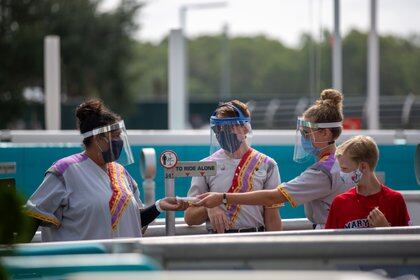 Personas se protegen con máscaras para entrar a parques en Florida 