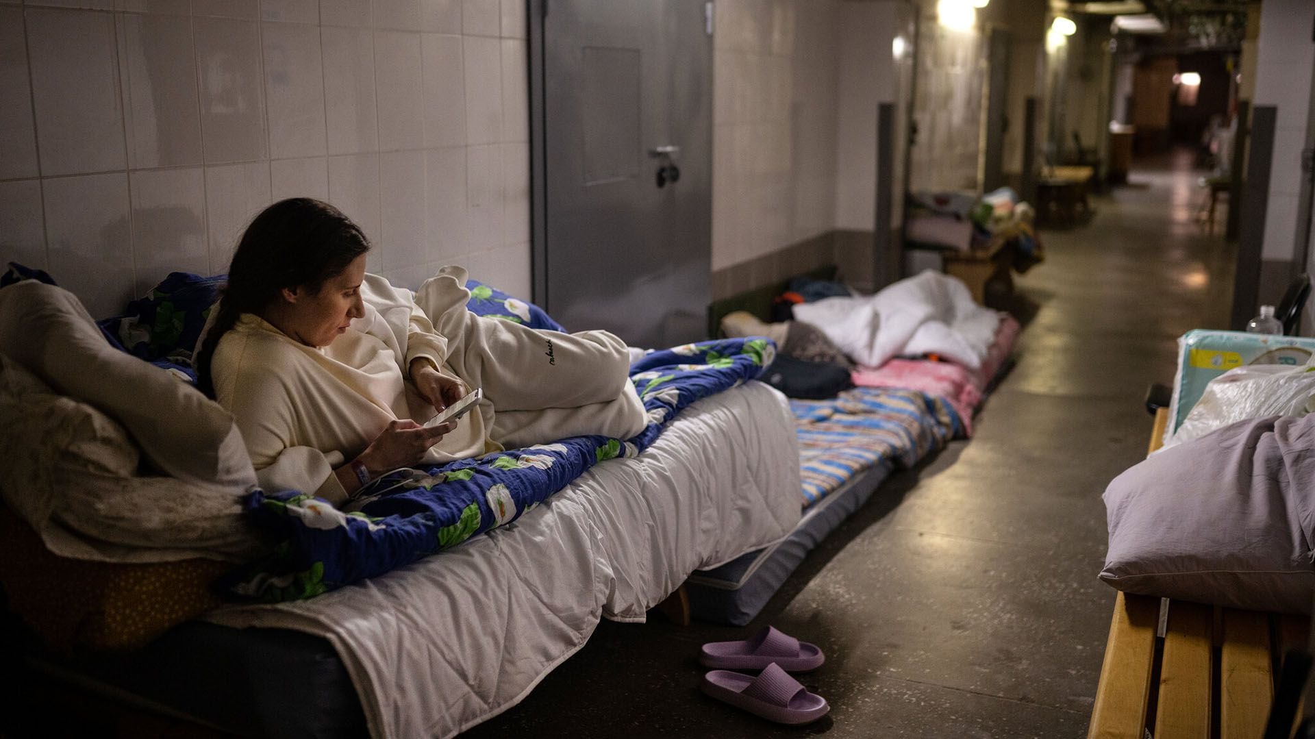Alina Shynkar, de 34 años, que ha estado en reposo en el hospital desde antes del comienzo de la guerra, se encontraba en el sótano mientras sonaba una sirena el mes pasado. "Intento concentrarme en el bebé", dijo