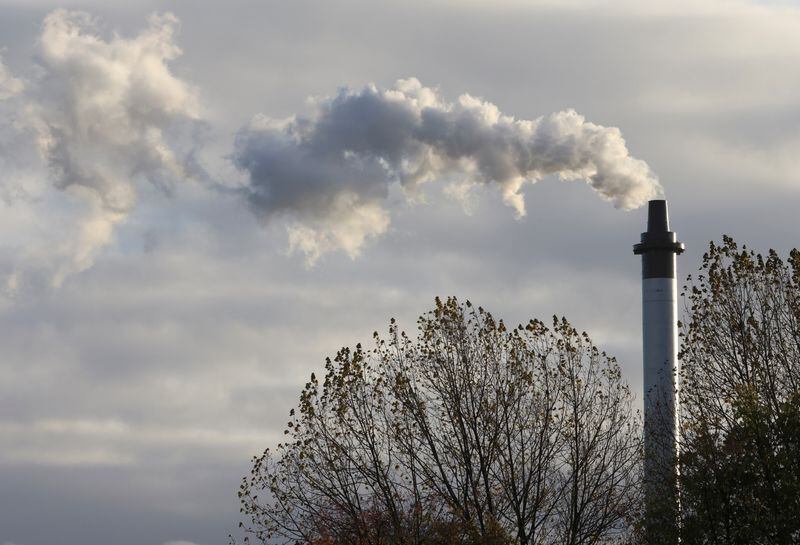 Imagen de archivo de humo saliendo de una chimenea (REUTERS/Yves Herman)