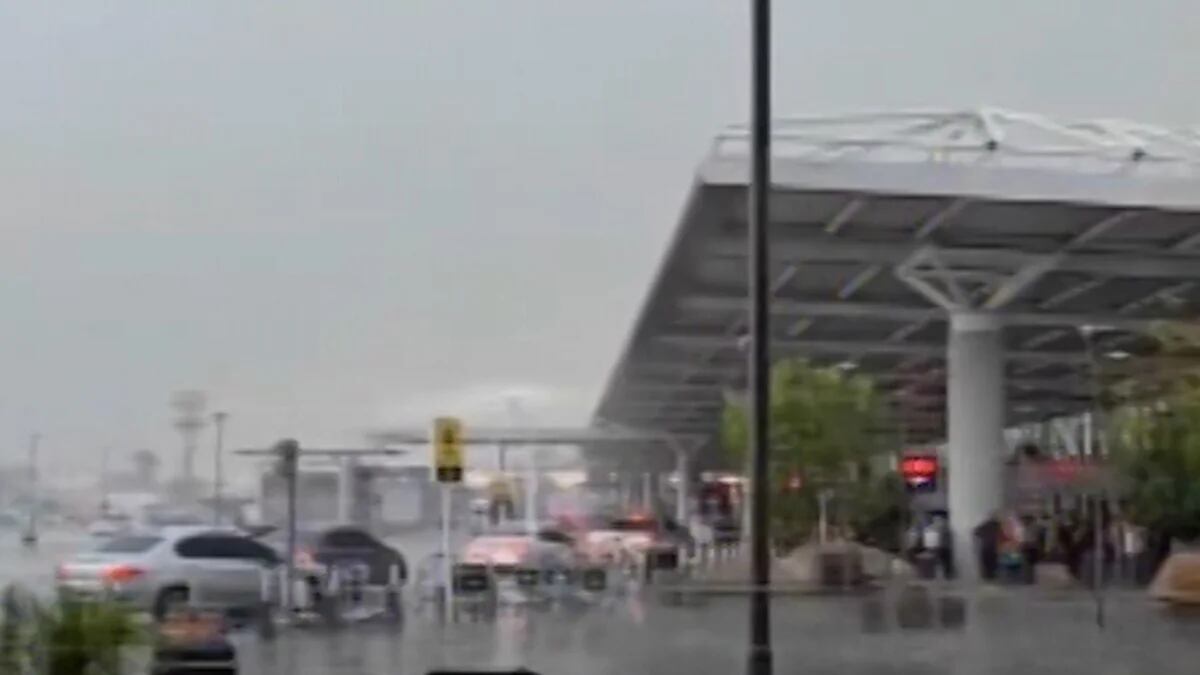 Fuerte temporal de lluvia y viento en el AMBA, en vivo: alerta roja en el Aeropuerto de Ezeiza y no llegan ni salen vuelos