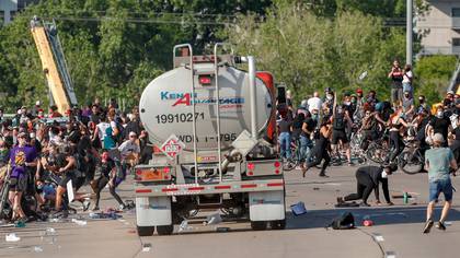 El camión cisterna ya detenido y bajo custodia policial en Minneapolis