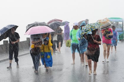08/09/2019 Personas en China después de tocar tierra en el tifón 'Lekima' en la costa sureste del país POLÍTICA INTERNACIONAL Lian Guoqing / SIPA Asia vía ZUMA / DPA