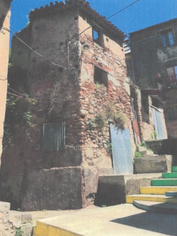 El edificio es de tres pisos y se encuentra en una esquina del casco histórico