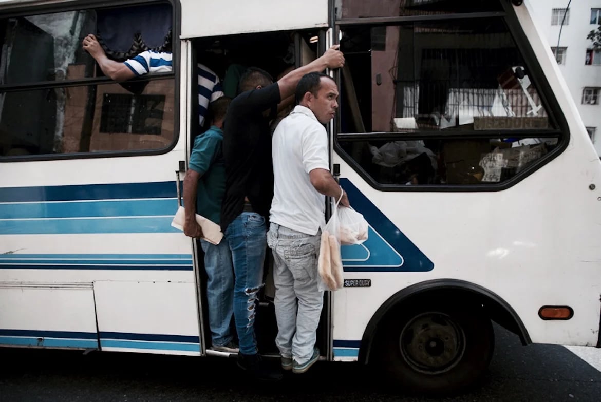 Millones de venezolanos utilizan a diario el servicio privado de buses operado por una cooperativa de conductores que ayuda a movilizar a los trabajadores, en ciudades donde servicios como el subterráneo son manipulados por el régimen de Maduro