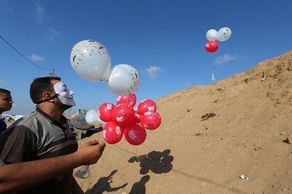 Extremistas palestinos suelen lanzar desde la Franja de Gaza globos o cometas con explosivos (Reuters)