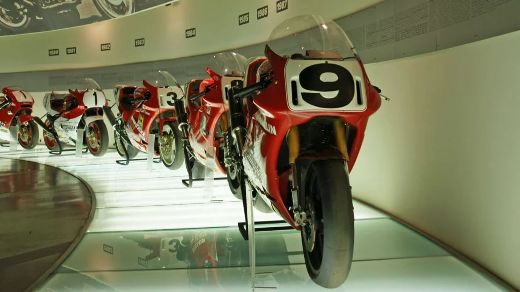 En el salón central del museo se lucen las motos campeonas en orden cronológico