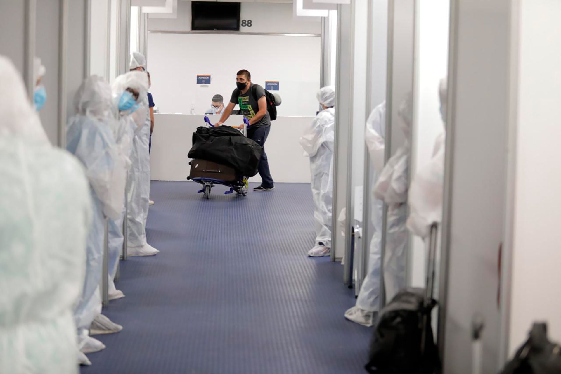 Procesaron al pasajero argentino que tenía COVID y volvió de Miami con un  certificado trucho: lo embargaron por $5 millones - Infobae