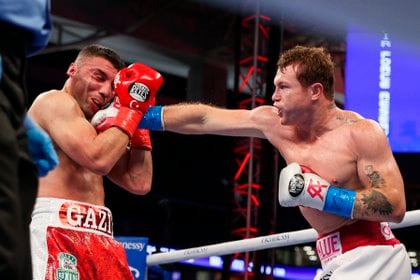 El derechazo con el que Canelo aseguró la victoria (Foto: Ed Mulholland / EFE)