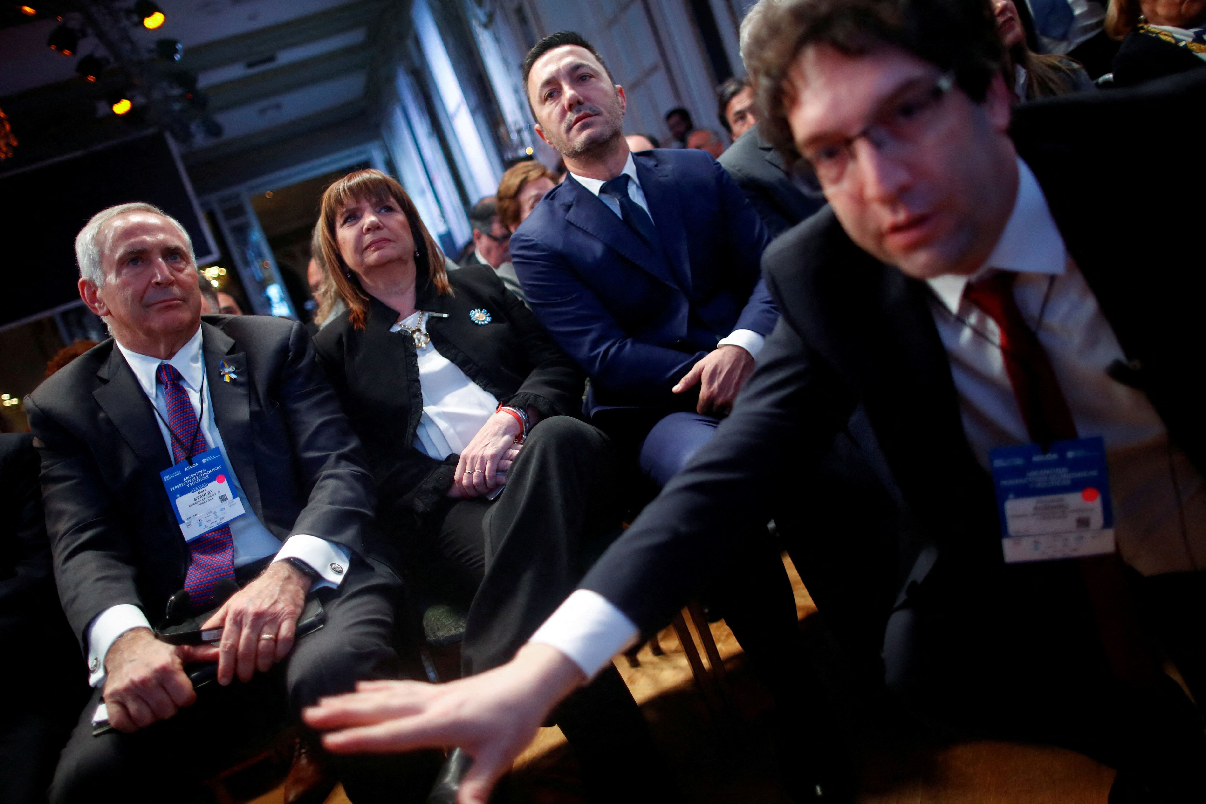 Patricia Bullrich escucha el discurso de Horacio Rodríguez Larreta, flanqueada por Luis Petri y el embajador de EEUU, Marc Stanley (Foto: REUTERS/Agustín Marcarian)