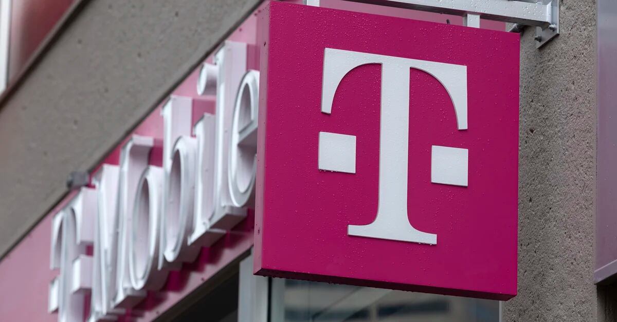Reports: T-Mobile customers experience outages in the US
