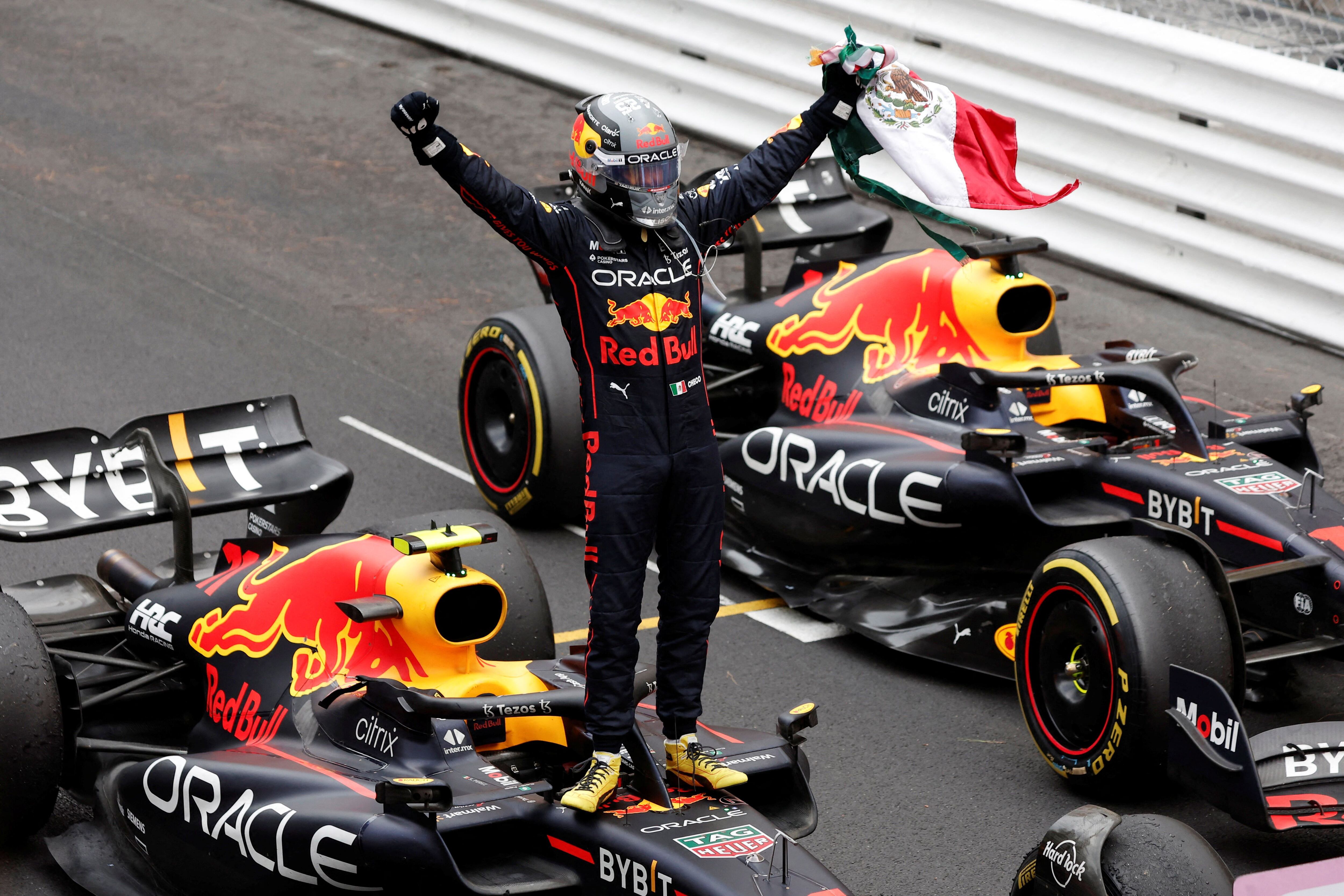 Checo Pérez ganó el GP de Mónaco 2022 y recorrió la última vuelta con la bandera de México en el auto (Foto: REUTERS/Benoit Tessier)