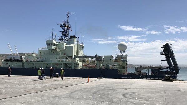 El buque Atlantis, de bandera norteamericana, que cuenta con un sumergible con capacidad para descender a 6000 metros (Walter Calderón)