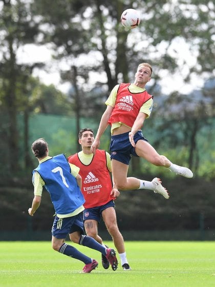 En su primera sesión con el elenco estelar, tuvo que enfrentarse al español Héctor Bellerin (Foto: Twitter / Fer_moreno17)