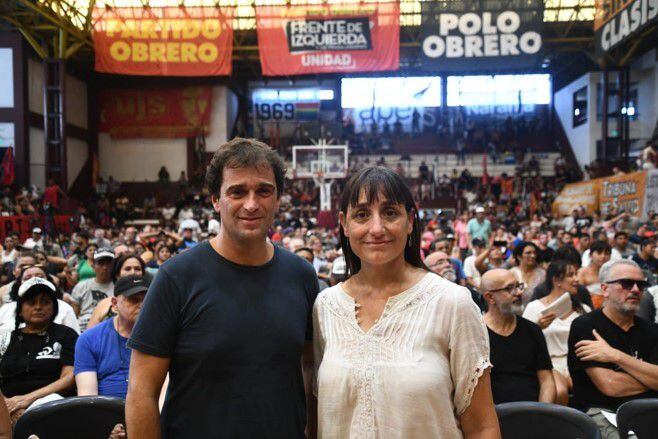 Gabriel Solano y Romina del Plá en el plenario del Partido Obrero donde se proclamaron sus precandidaturas