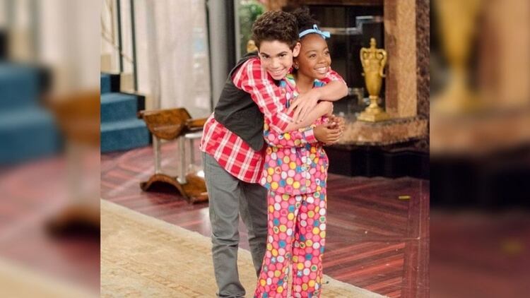 Zuri Ross, que ahora tiene 17 años, subió a su Instagram decenas de fotografías en las que se aprecia cómo creció junto al que considera “el hermano mayor que nunca tuvo” (Foto: Disney Channel/Jessie)