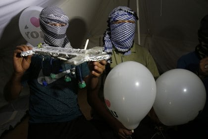 Terroristas palestinos con globos incendiarios en la Franja de Gaza en una foto de septiembre de 2018 (AFP / SAID KHATIB)