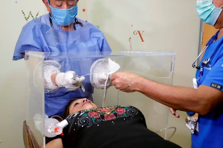 Especialistas de la Unidad de Cuidados Intensivos Pediátricos del Hospital Ángeles de Puebla explican el uso de mascarillas de acetato producidas por estudiantes de la Universidad Iberoamericana, el 3 de abril de 2020 en la ciudad de Puebla (México). EFE/Hilda Ríos 