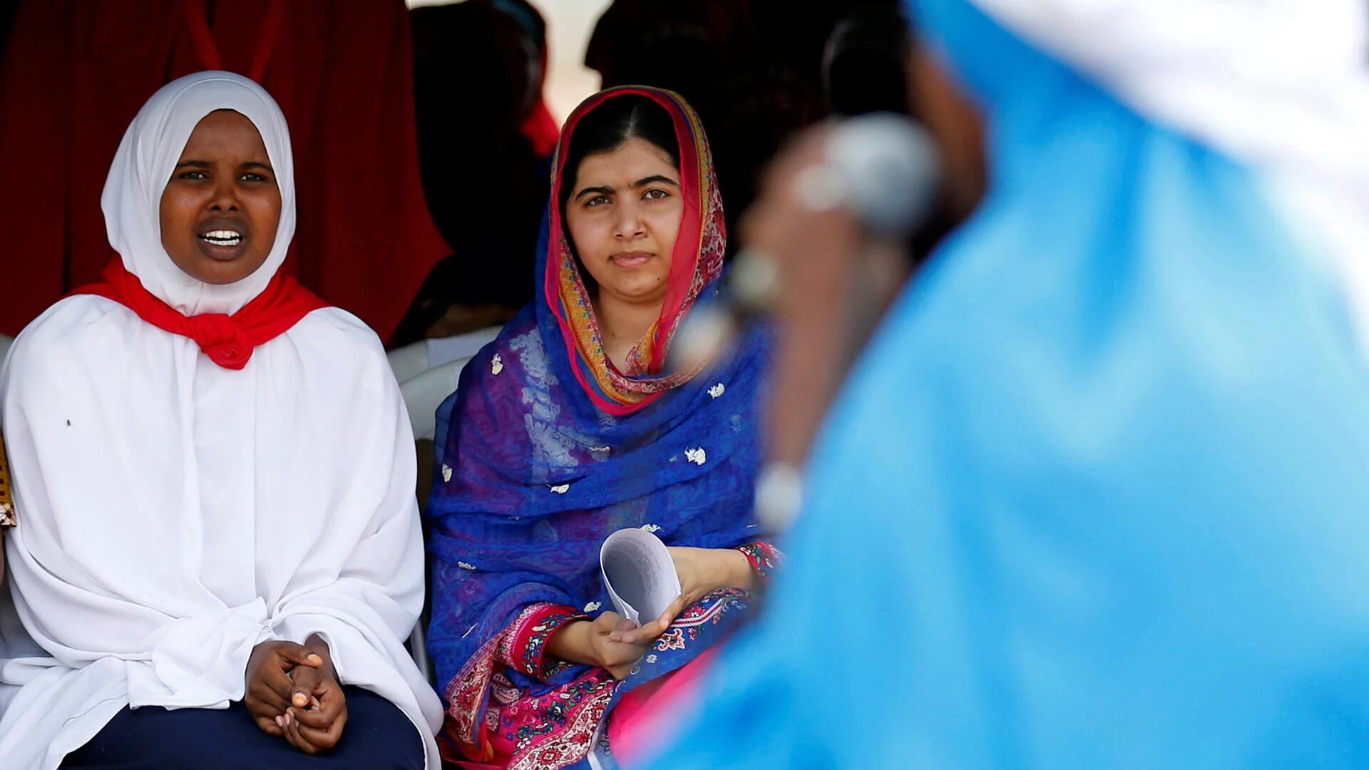 Malala junto a refugiados en el campamento conocido como Dabaad (Reuters)