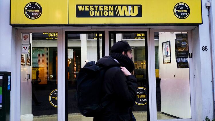 Un local de Western Union en los Estados Unidos. Esa entidad bancaria ya no permitirá el envío de remesas hacia Cuba desde otros países (Shutterstock)