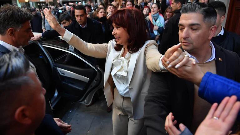 Fuerte respaldo de la militancia K a Cristina Kirchner, antes de que realice su descargo público por el pedido de prisión que el fiscal Diego Luciani solicitó en el marco de la causa Vialidad. 