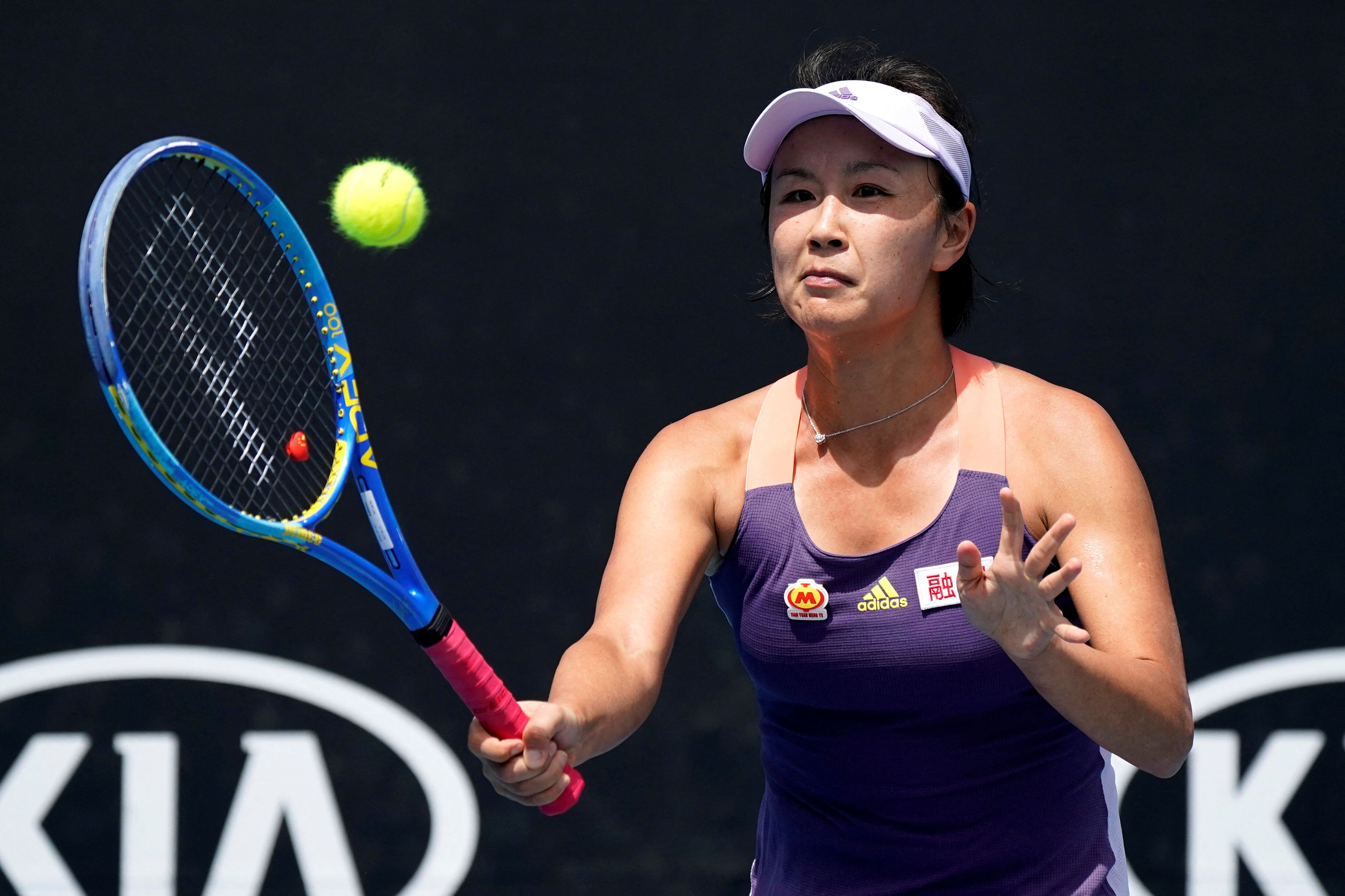 La tenista china Peng Shuai en un partido contra la japonesa Nao Hibino, en el Abierto de Australia 2020. REUTERS/Kim Hong-Ji/File Photo