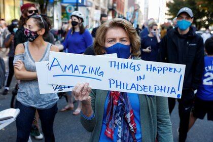 Una mujer celebra la victoria de Biden con un cartel que dice: "Cosas increíbles ocurren en Filadelfia". REUTERS/Rachel Wisniewski