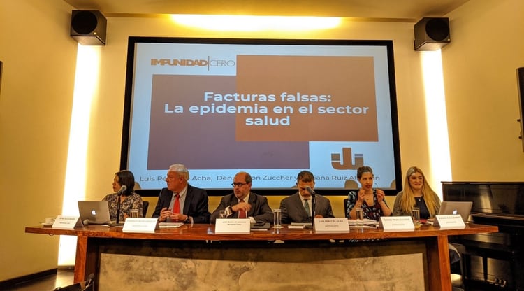 Presentación del reportaje 'Facturas falsas: La epidemia en el sector salud' (Foto: Twitter @JoseMarioMx)