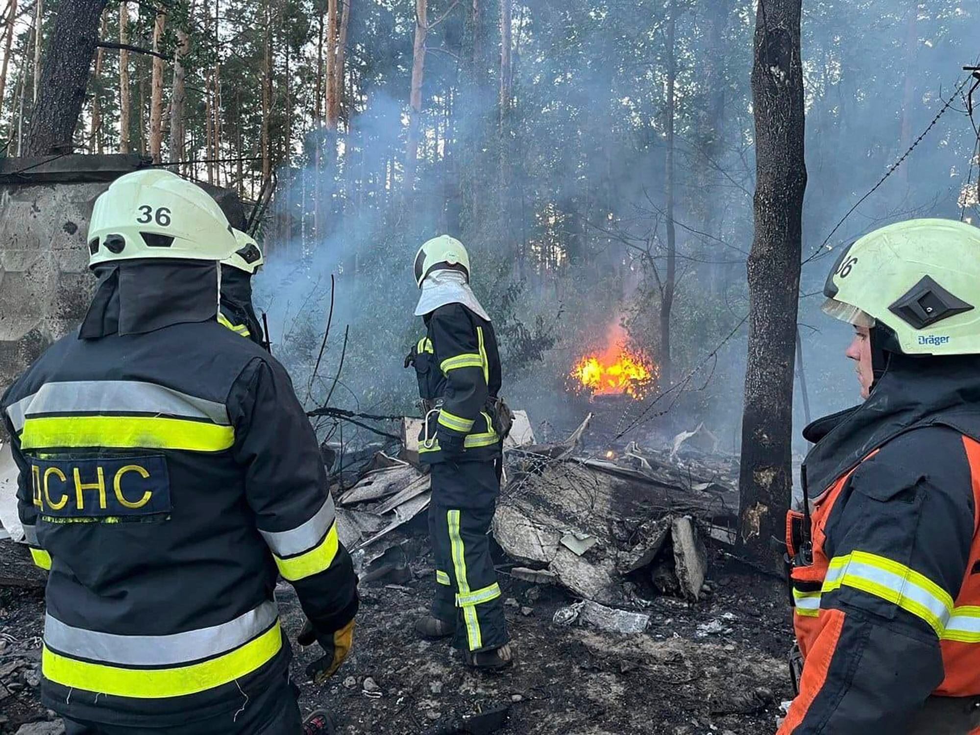 Rescatistas trabajan en la extinción de un incendio tras un ataque ruso en la región de Kiev, Ucrania, este miércoles. (Servicios de Emergencia de Ucrania vía AP)
